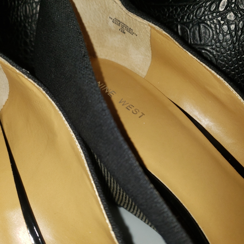 NEW BLACK AND CREAM NINEWEST WEDGE HEELS.